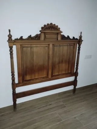 Cabecero de madera antiguo de 135cm.