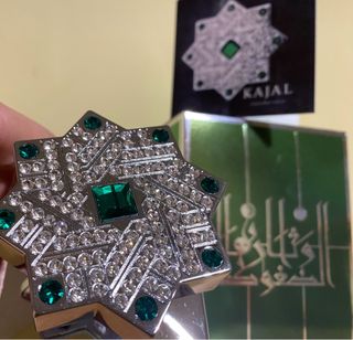 Kajal Almaz con cristales y esmeralda