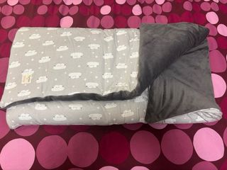 Manta bebé nubes gris