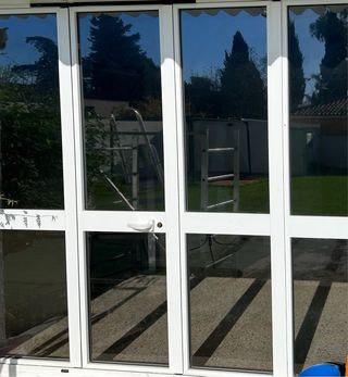 Ventanal con puertas y ventanas