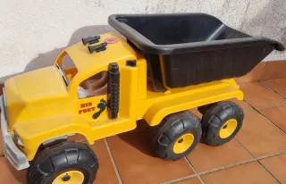 Camión Big Foot amarillo con remolque