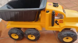 Camión Big Foot amarillo con remolque