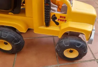 Camión Big Foot amarillo con remolque