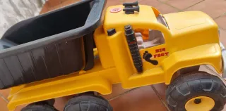 Camión Big Foot amarillo con remolque