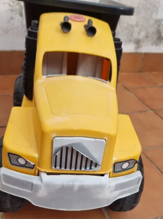 Camión Big Foot amarillo con remolque