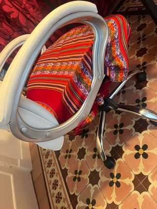 Sillón de oficina blanco y plateado