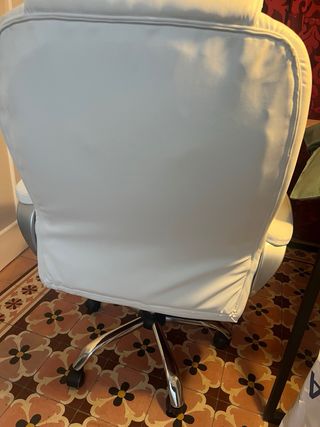 Sillón de oficina blanco y plateado