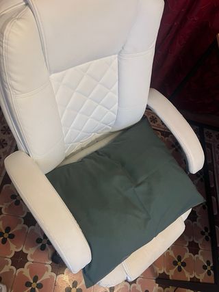 Sillón de oficina blanco y plateado