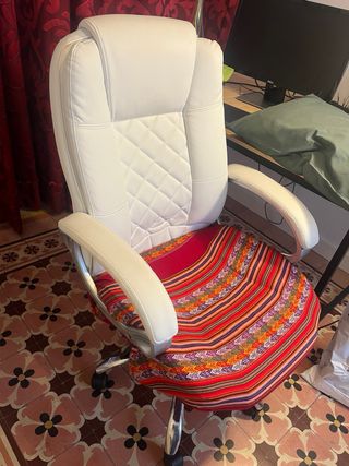 Sillón de oficina blanco y plateado