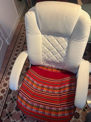 Sillón de oficina blanco y plateado