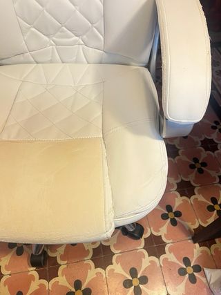 Sillón de oficina blanco y plateado