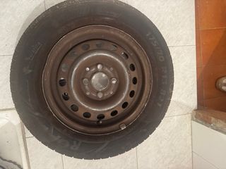 Rueda con llanta y neumatico