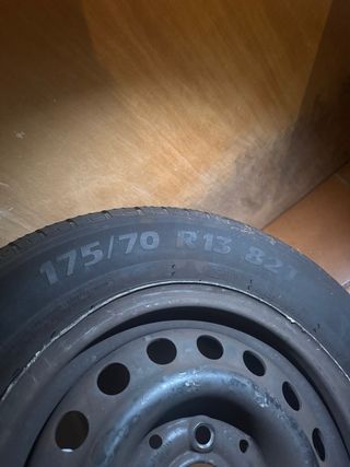 Rueda con llanta y neumatico