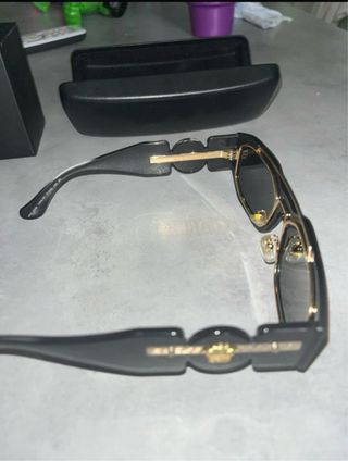 Occhiali Versace neri e oro