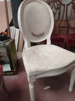 Silla antigua de madera y tela