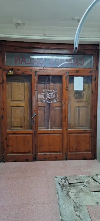 Puerta de madera con vidriera