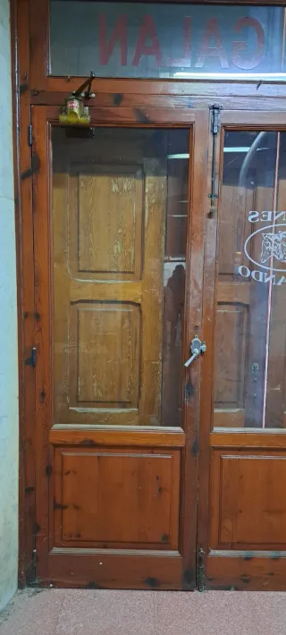 Puerta de madera con vidriera