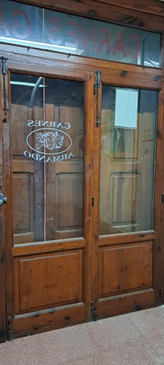Puerta de madera con vidriera