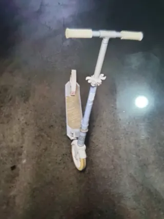 Patinete infantil azul y blanco