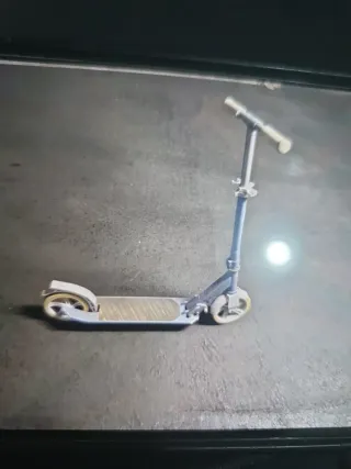 Patinete infantil azul y blanco