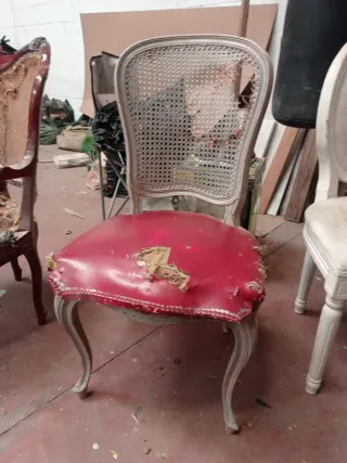 Silla antigua de madera y ratán