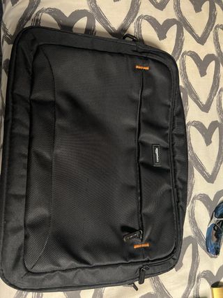 Funda portátil Amazon Basics negra