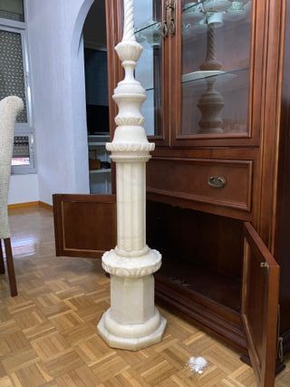 Pie de lámpara de mármol tallado