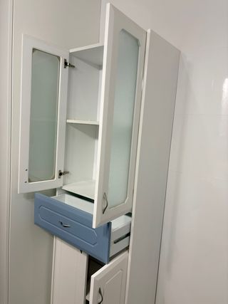 Armario de baño blanco y azul