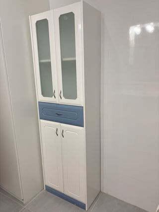 Armario de baño blanco y azul