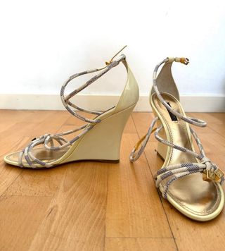 Sandalias Louis Vuitton doradas multicolor