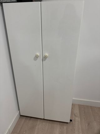 Armario blanco con ruedas