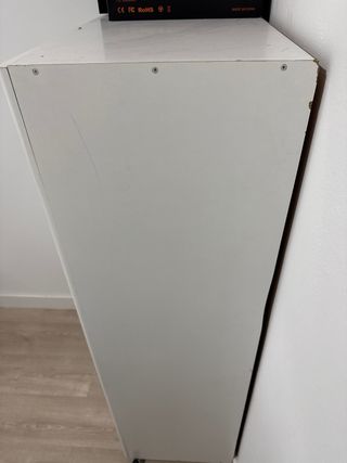 Armario blanco con ruedas