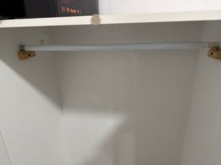 Armario blanco con ruedas