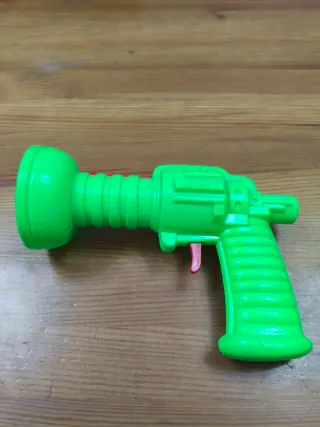 Pistola de juguete verde