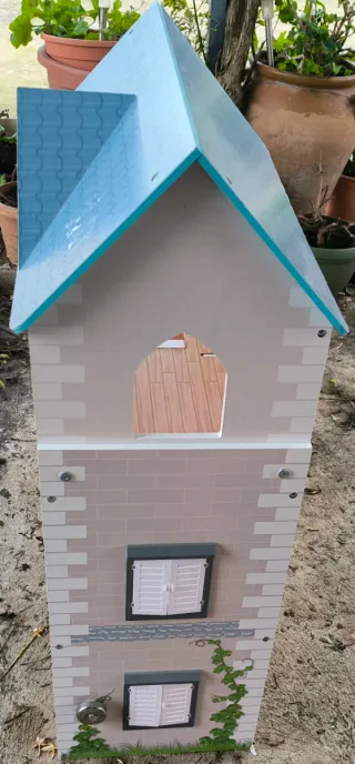 CASA DE MUÑECAS DE 3 PISOS Y ASCENSOR