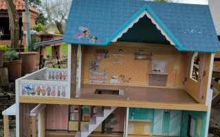 CASA DE MUÑECAS DE 3 PISOS Y ASCENSOR