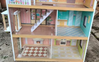 CASA DE MUÑECAS DE 3 PISOS Y ASCENSOR