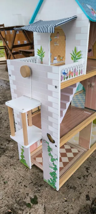 CASA DE MUÑECAS DE 3 PISOS Y ASCENSOR