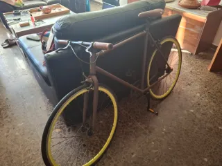 Bicicleta urbana marrón con ruedas amarillas