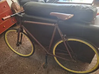 Bicicleta urbana marrón con ruedas amarillas