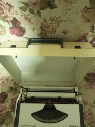 Máquina de escribir Olympia Traveller de Luxe