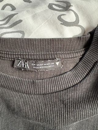 Top negro con volantes en mangas