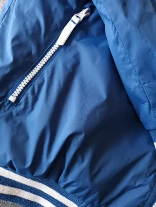 Chaqueta azul hombre con capucha