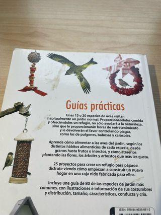 Colección de libros sobre aves.