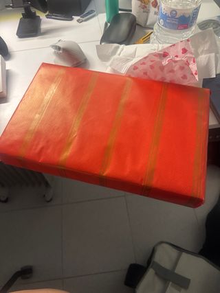 Caja de regalo roja y dorada