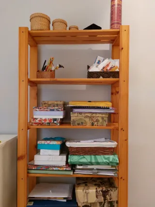 Estantería de madera .