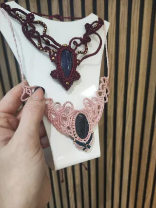 Collar macramé con piedra azul y rosa