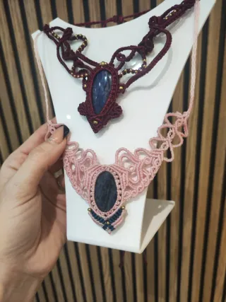 Collar macramé con piedra azul y rosa