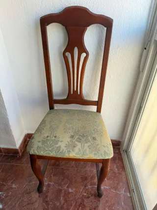 4 Sillas de comedor de madera con tapizado.