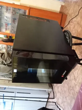 Vinoteca negra Alpina